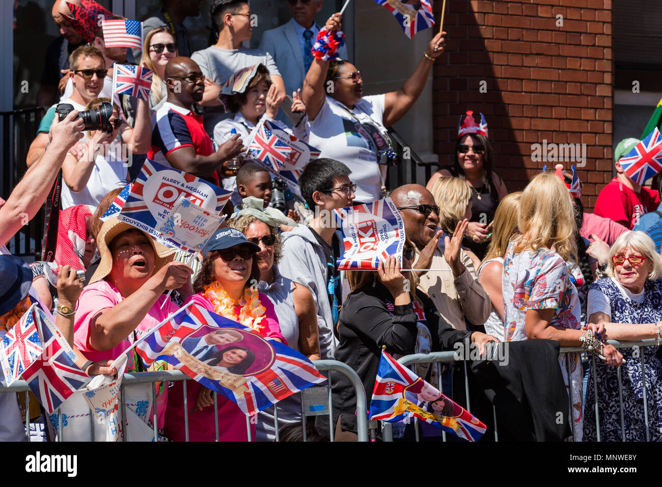 Royal Wedding. Royal Fans jubeln, als sie hören, die Hochzeit Gelübde von SKH Prinz Harry, als er heiratet Meghan Markle an die St Georges Kapelle auf dem Gelände des Windsor Castle. 19 Mai, 2018. Windsor, England. Stockfoto