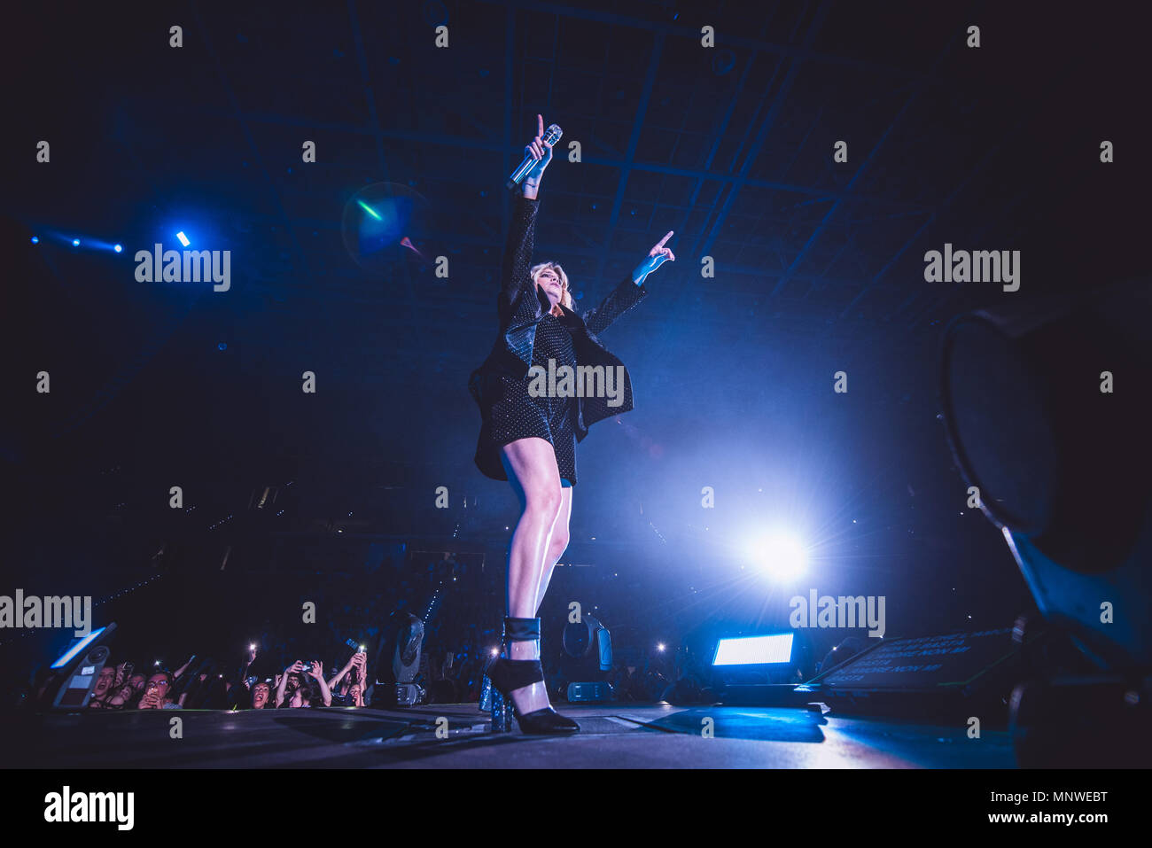 Italien, 19. Mai 2018: Der italienische Sänger und Songwriter Emma (real Namen Benjie Marrone) live auf der Bühne im Pala Alpitour in Turin, für ihre "Essere Qui' Tour Konzert Foto: Alessandro Bosio/Alamy leben Nachrichten Stockfoto