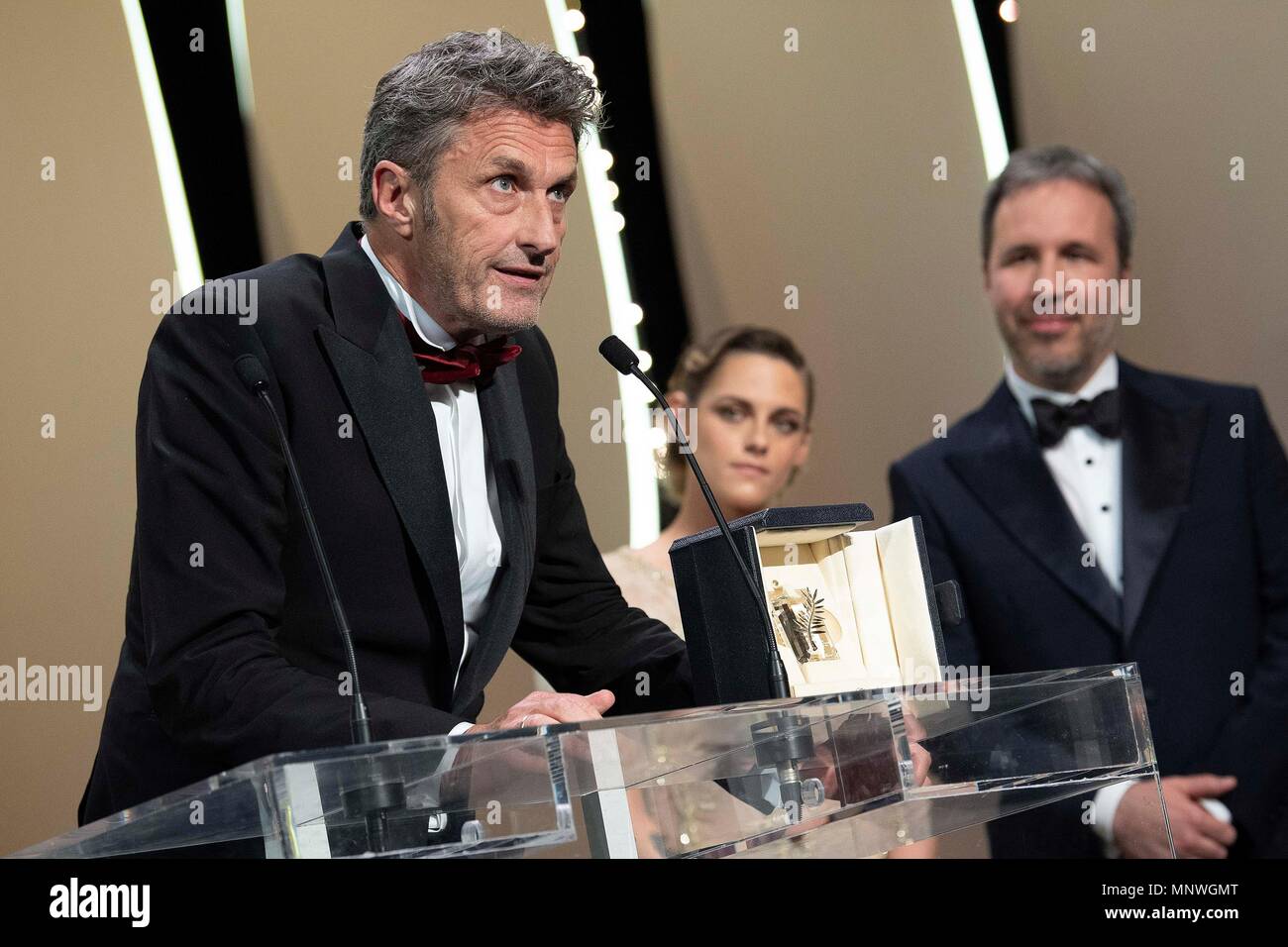 Cannes, Frankreich. 19 Mai, 2018. Der polnische Regisseur Pawel Pawlikowski (L), die für die beste Regie für seinen Film 'Kalten Krieges ausgezeichnet wurde" nimmt an der Preisverleihung am 71. Filmfestival in Cannes Cannes, Frankreich, am 19. Mai 2018. Die 71. Filmfestspielen von Cannes geschlossen am Samstag. Credit: Ning Da/Xinhua/Alamy leben Nachrichten Stockfoto