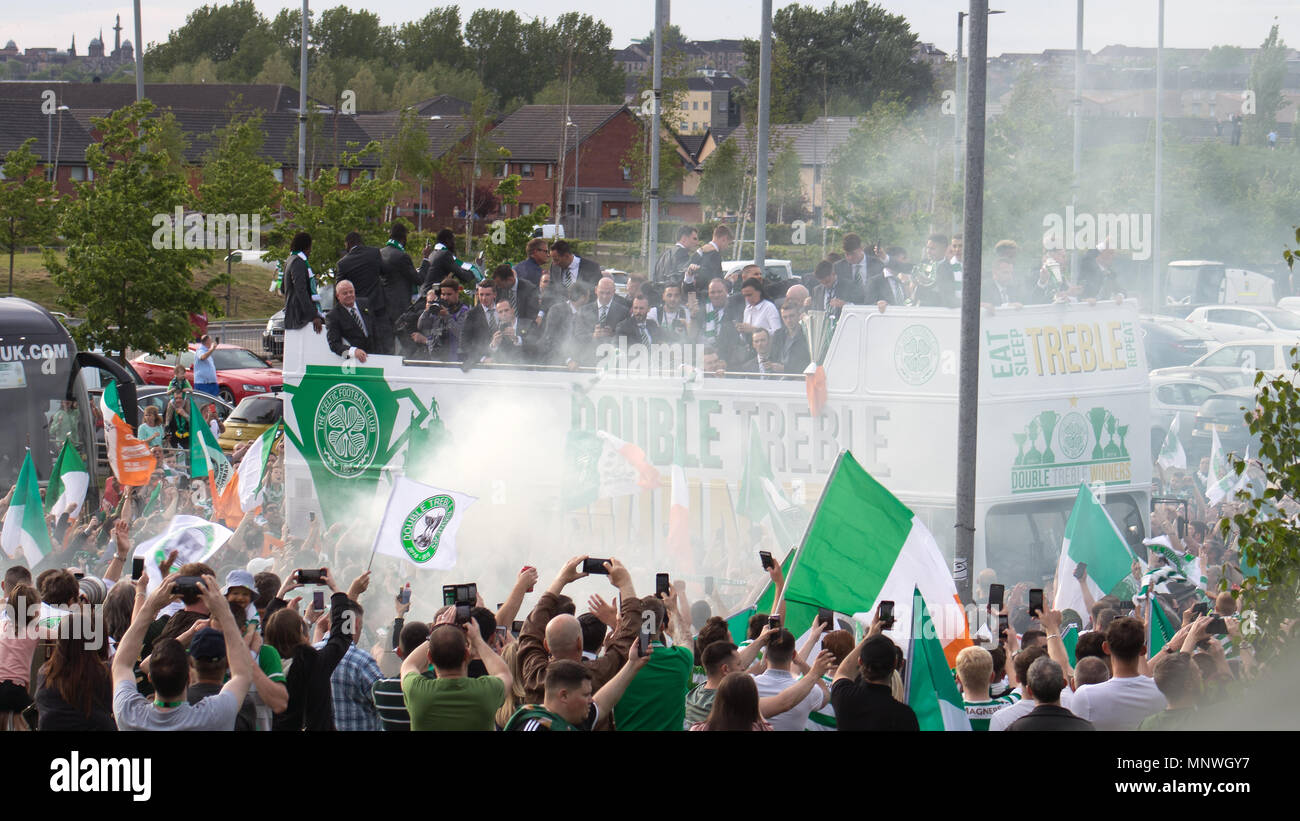 Glasgow, Schottland, Großbritannien. 19 Mai, 2018. Celtic haben die William Hill Scottish Cup in Hampden Park aufgehoben nach dem Sieg gegen Motherwell. Celtic gewann 2-0 in Vollzeit, mit Toren von McGregor (11 Minuten) und Ntcham (25 Minuten). Der Fußballverein ist der erste schottische Seite die 'Double Höhen zu gewinnen." Nach dem Spiel feierte das Team unter ihren Fans, mit einem offenen Bus siegesparade von Dalmarnock zu Celtic Park. Iain McGuinness/Alamy leben Nachrichten Stockfoto