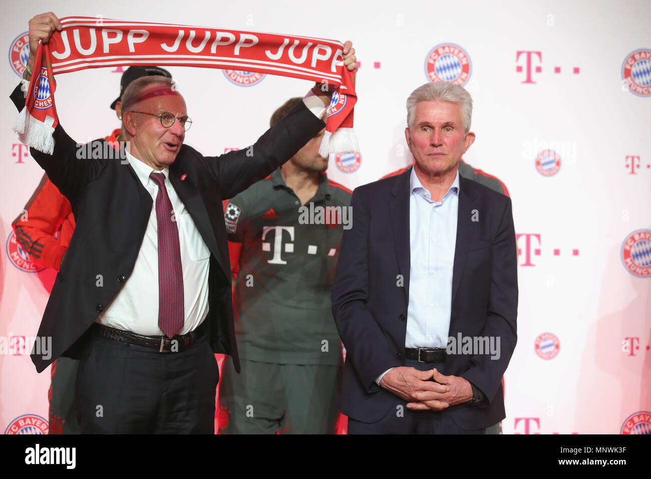 Karl Heinz Rummenigge, (Vorsitzender der Geschäftsführung) hält eine JUPP Schal zu Ehren des scheidenden Jupp Heynckes (Trainer FC Bayern München). Bankett, Champions Partiy in der Hauptstadt Rep. der Deutschen Telekom. DFB-Pokal Finale FC Bayern München (M) - Eintracht Frankfurt (F) 1-3, im Olympiastadion in Berlin am 19.05.2018 © POOLFOTO/Sven Simon Foto Agentur GmbH & Co.KG # Drücken Sie die Taste Foto Prinzess-Luise-Str. 41#45479 M uelheim/Ruhr # Tel. # 0208/9413250 Fax. # 0208/9413260 # GLS Bank BLZ 430 609 67 # Kto. 4030 025 100 # IBAN DE 75 4306 0967 4030 0251 00 BIC GENODEM1GLS ###www.svensimon.net Stockfoto