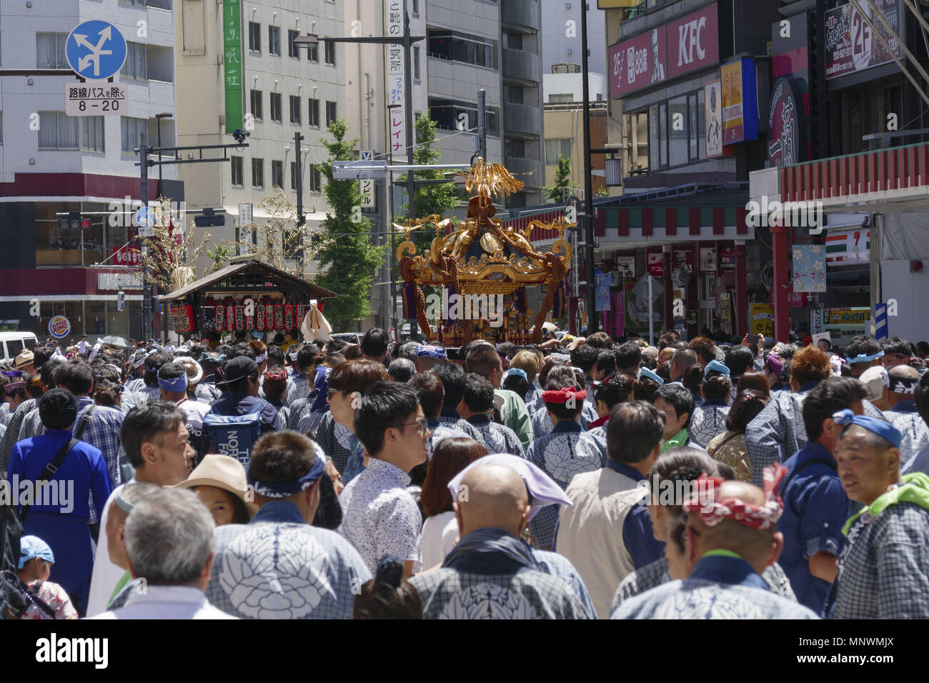 Tokio, Japan. 20. Mai 2018. Die Teilnehmer führen ein Mikoshi (tragbare Heiligtum) während der Sanja Matsuri in Asakusa Viertel. Die Sanja Matsuri ist einer der größten Shinto Festivals in Tokio, und es ist in Tokyo Asakusa Viertel für drei Tage rund um das dritte Wochenende im Mai statt. Große Gruppen von Menschen angezogen traditionelle Kleidung tragen Mikoshi (Heilige tragbare Schreine) zwischen den Straßen in der Nähe von: Tokyo Segen und Glück zu bringen. Credit: ZUMA Press, Inc./Alamy leben Nachrichten Stockfoto