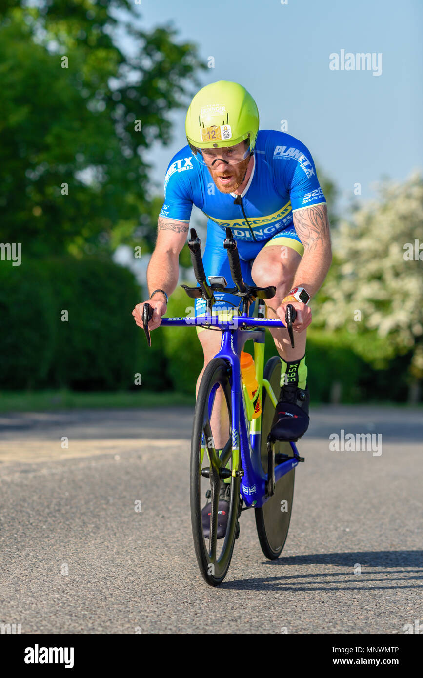 Nottinghamshire, UK. Mai 2018 20. Radfahren Wettbewerber, die sich an der Hälfte Outlaw um das nottinghamshire Landschaft. 1.2 Schwimmen, 58 Km und 13,1 km Lauf beendete bei Holme Pierrepont. Credit: Ian Francis/Alamy leben Nachrichten Stockfoto