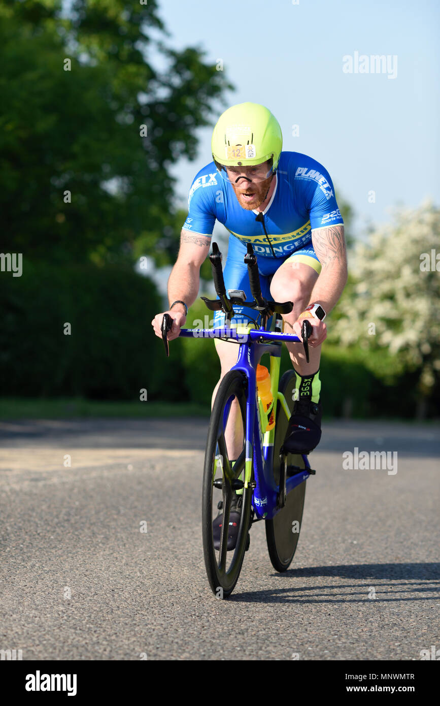 Nottinghamshire, UK. Mai 2018 20. Radfahren Wettbewerber, die sich an der Hälfte Outlaw um das nottinghamshire Landschaft. 1.2 Schwimmen, 58 Km und 13,1 km Lauf beendete bei Holme Pierrepont. Credit: Ian Francis/Alamy leben Nachrichten Stockfoto