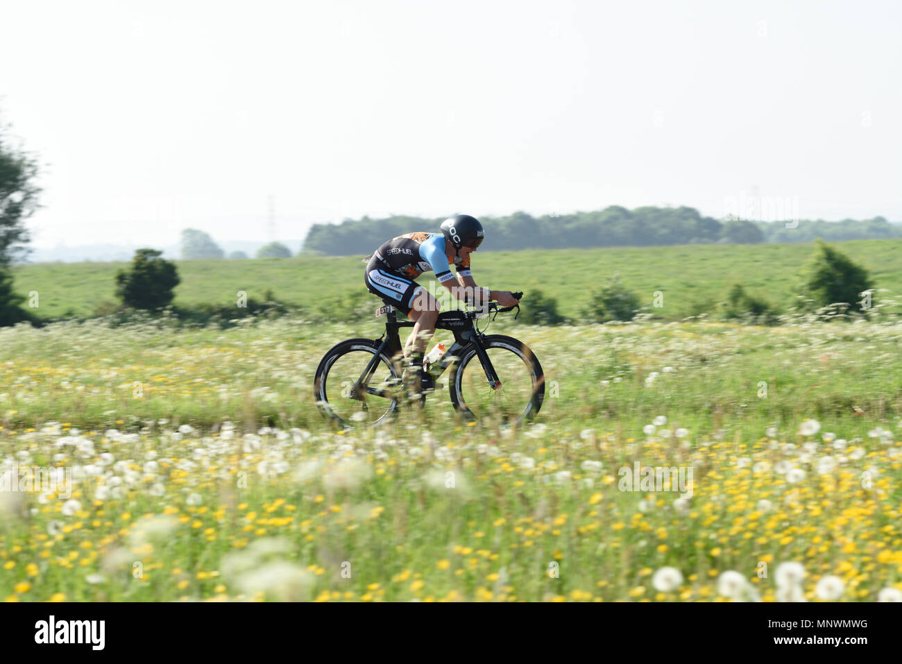 Nottinghamshire, UK. Mai 2018 20. Radfahren Wettbewerber, die sich an der Hälfte Outlaw um das nottinghamshire Landschaft. 1.2 Schwimmen, 58 Km und 13,1 km Lauf beendete bei Holme Pierrepont. Credit: Ian Francis/Alamy leben Nachrichten Stockfoto