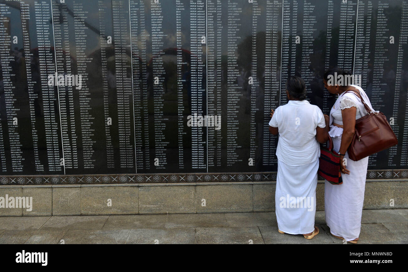 Colombo, Sri Lanka. 19 Mai, 2018. Sri Lankan Frauen reagieren auf ein Denkmal für die gefallenen Soldaten in den Jahrzehnten gestorben - langen Konflikt gegen die Tamil Tigers Rebellen bei einem Festakt anlässlich des 09. Jahrestages zum Ende des Bürgerkriegs der Insel in Colombo, Sri Lanka am 19. Mai 2018. Credit: A.S. Hapuarachc/Xinhua/Alamy leben Nachrichten Stockfoto