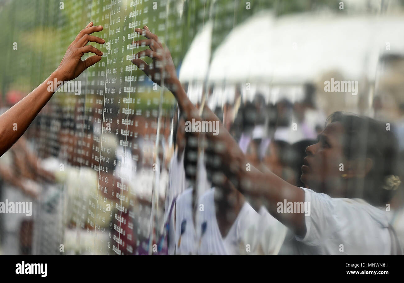 Colombo, Sri Lanka. 19 Mai, 2018. Eine Sri Lankan Frau reagiert auf ein Denkmal für die gefallenen Soldaten in den Jahrzehnten gestorben - langen Konflikt gegen die Tamil Tigers Rebellen bei einem Festakt anlässlich des 09. Jahrestages zum Ende des Bürgerkriegs der Insel in Colombo, Sri Lanka am 19. Mai 2018. Credit: A.S. Hapuarachc/Xinhua/Alamy leben Nachrichten Stockfoto