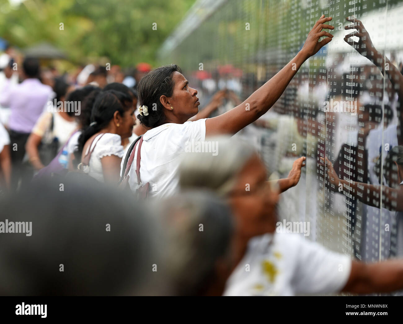 Colombo, Sri Lanka. 19 Mai, 2018. Eine Sri Lankan Frau reagiert auf ein Denkmal für die gefallenen Soldaten in den Jahrzehnten gestorben - langen Konflikt gegen die Tamil Tigers Rebellen bei einem Festakt anlässlich des 09. Jahrestages zum Ende des Bürgerkriegs der Insel in Colombo, Sri Lanka am 19. Mai 2018. Credit: A.S. Hapuarachc/Xinhua/Alamy leben Nachrichten Stockfoto