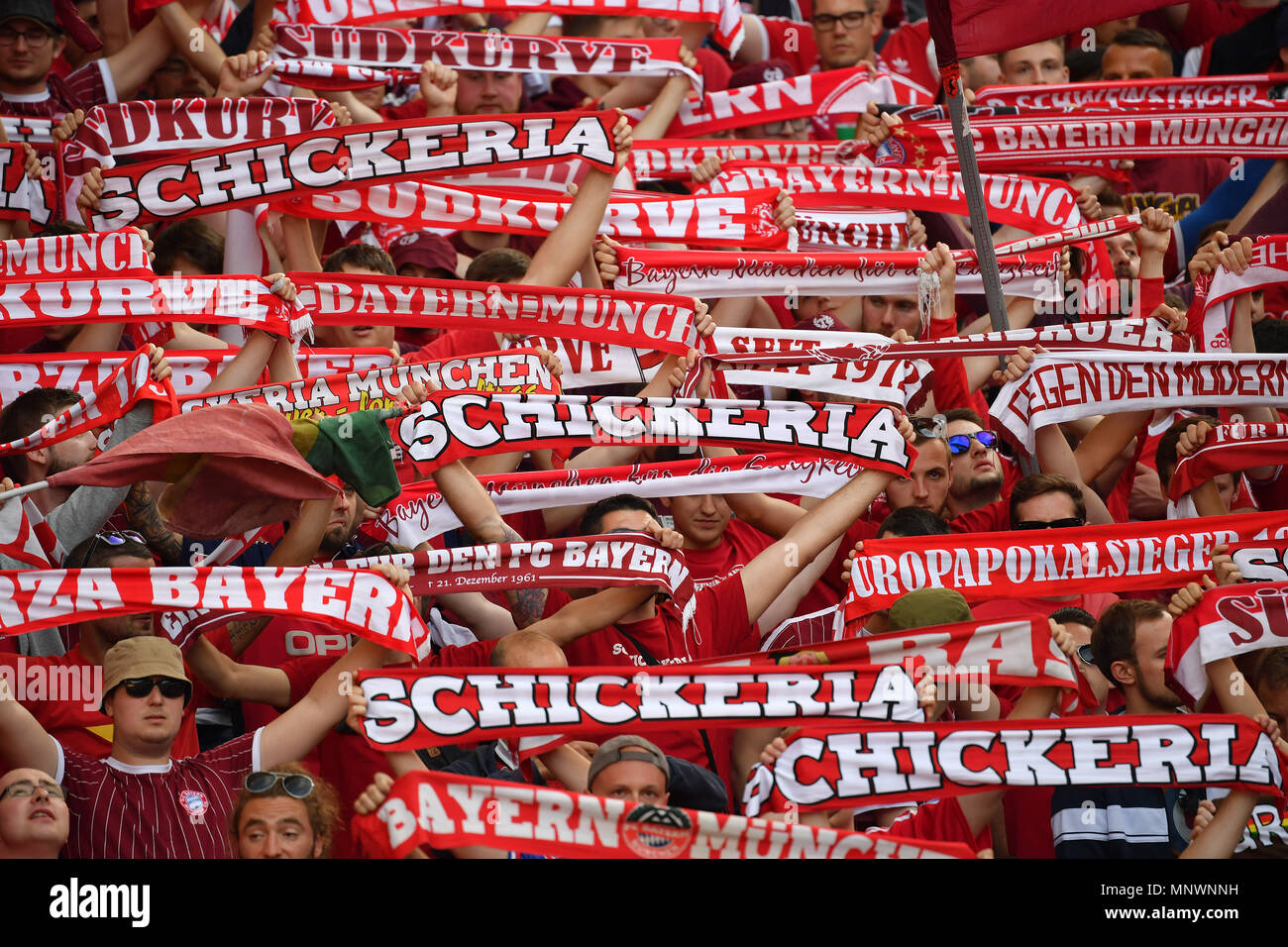 Berlin, Deutschland. 19 Mai, 2018. Bayern Fans, Fußball Fans Schickeria,  halten ihre Lüfter Schals. DFB-Pokal Finale FC Bayern München (M) -  Eintracht Frankfurt (F) 1-3, im Olympiastadion in Berlin am 19.05.2018