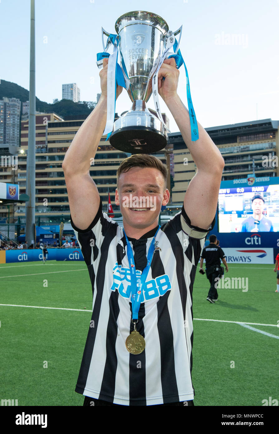 Hong Kong, Hong Kong, China. 20 Mai, 2018. HKFC Citi Fußball Sevens 2018 Hong Kong. Newcastle United gewinnen die 2018 Cup Finale mit einem 1-0 Sieg über die Glasgow Rangers. Newcastle United Kapitän, Owen Bailey hält die Schale. Credit: Jayne Russell/ZUMA Draht/Alamy leben Nachrichten Stockfoto