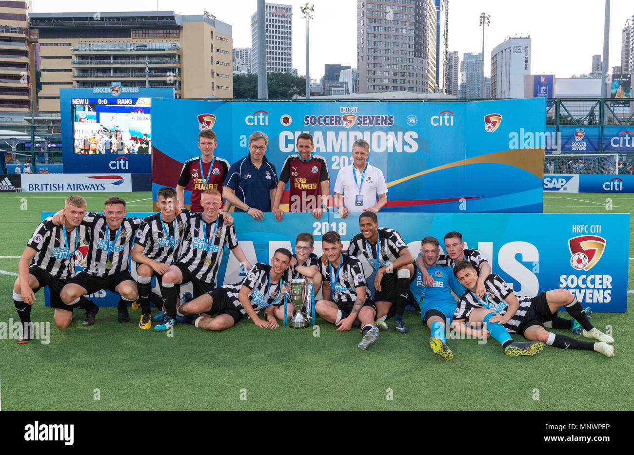 Hong Kong, Hong Kong, China. 20 Mai, 2018. HKFC Citi Fußball Sevens 2018 Hong Kong. Newcastle United gewinnen die 2018 Cup Finale mit einem 1-0 Sieg über die Glasgow Rangers. Newcastle United Kapitän, Owen Bailey hält die Schale. Credit: Jayne Russell/ZUMA Draht/Alamy leben Nachrichten Stockfoto