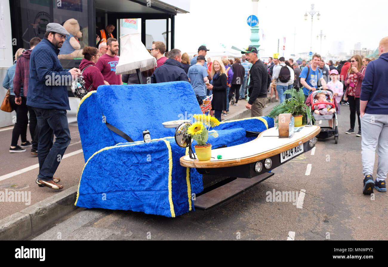 Seltsame motoringBrighton, UK. 20. Mai 2018. Eine erstaunliche Mini Auto umgewandelt in ein Sofa auf Brighton Seafront, wie sie an der London nach Brighton Mini Run 2018. Die jährlich stattfindende Veranstaltung wird von der London & Surrey Mini Owners Club organisiert und die Autos fahren von Crystal Palace im Süden Londons nach Madeira fahren Brighton: Simon Dack/Alamy leben Nachrichten Stockfoto