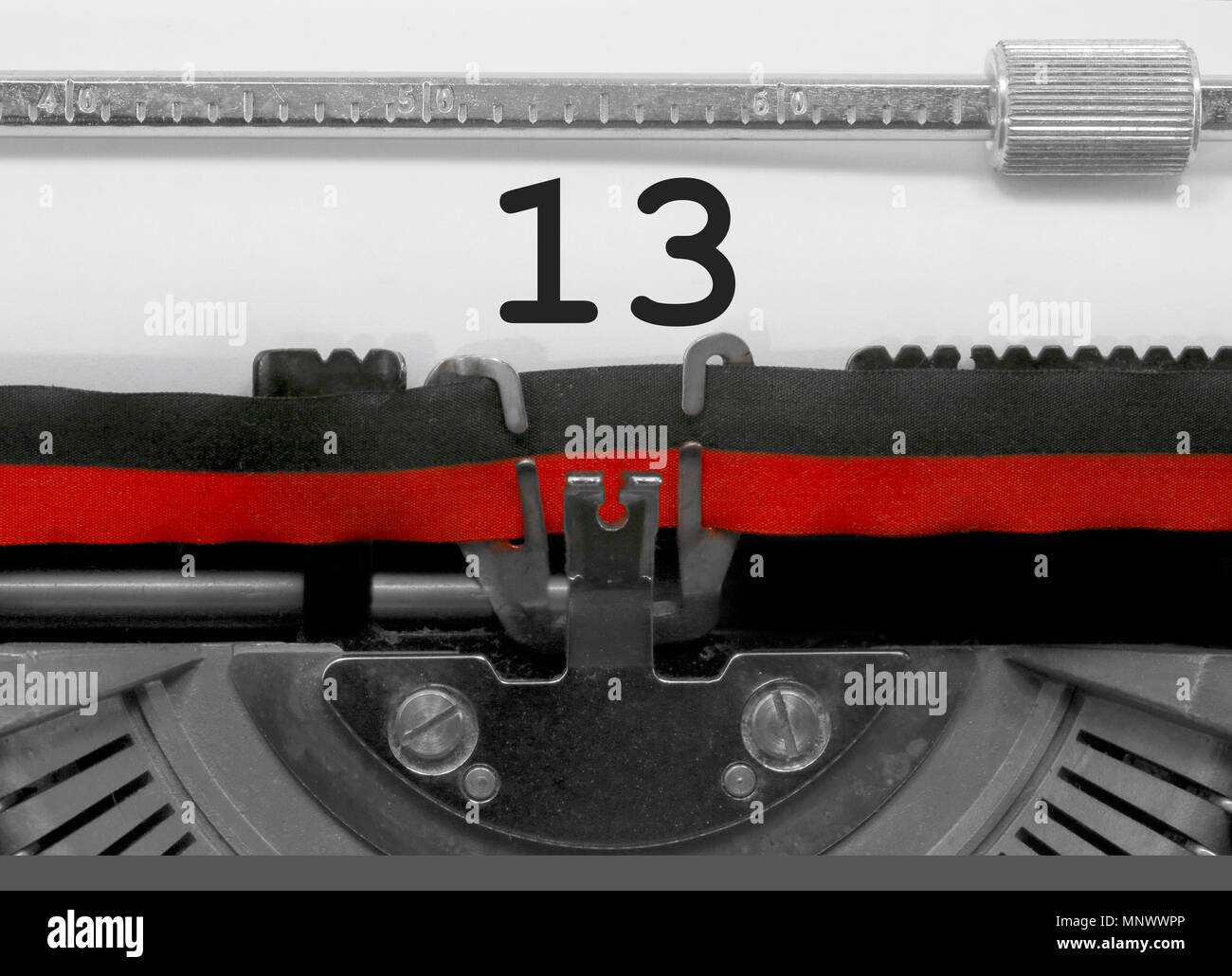 13 Anzahl Text von einer alten Schreibmaschine auf weißem Blatt geschrieben Stockfoto