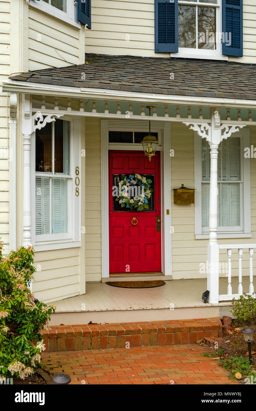 Vordere Klappe und Veranda, 608 Prince Edward Street, Fredericksburg, Virginia Stockfoto