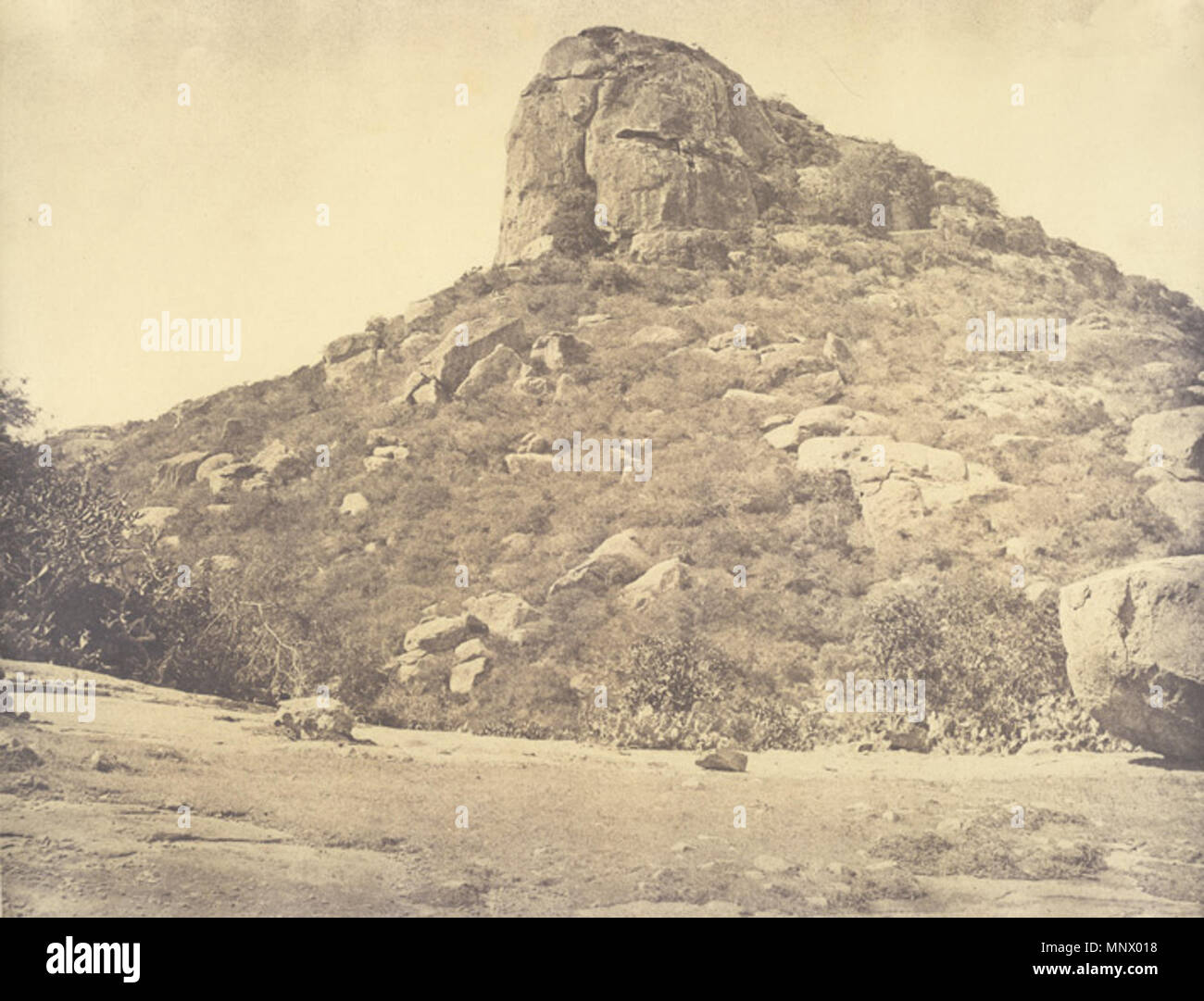 . Englisch: Dieses Foto von Ryakotta Hügel wurde von Linnaeus Kutteln im Jahre 1858 übernommen und ist Teil einer Sammlung mit dem Titel "fotografischen Blick auf Ryakotta und anderen Orten, in die Salem ... mit beschreibenden Anmerkungen, von J.A.C. Boswell, Esq., M.C.S." (Madras, 1858). Allgemeine Ansicht des Hügels von unten: Der Ansicht stellt die Hügel suchen N.N.W. Es ist über 900 Meter hoch, und die Tabelle Land der Baramahl ist etwa 1200 oder 1300 Fuß über dem Meeresspiegel. Kutteln war verantwortlich für eines der bataillone des 12 Madras Native Infanterie, ein Regiment im Jahre 1824 finanziert und in Madras stationiert. In 185 Stockfoto