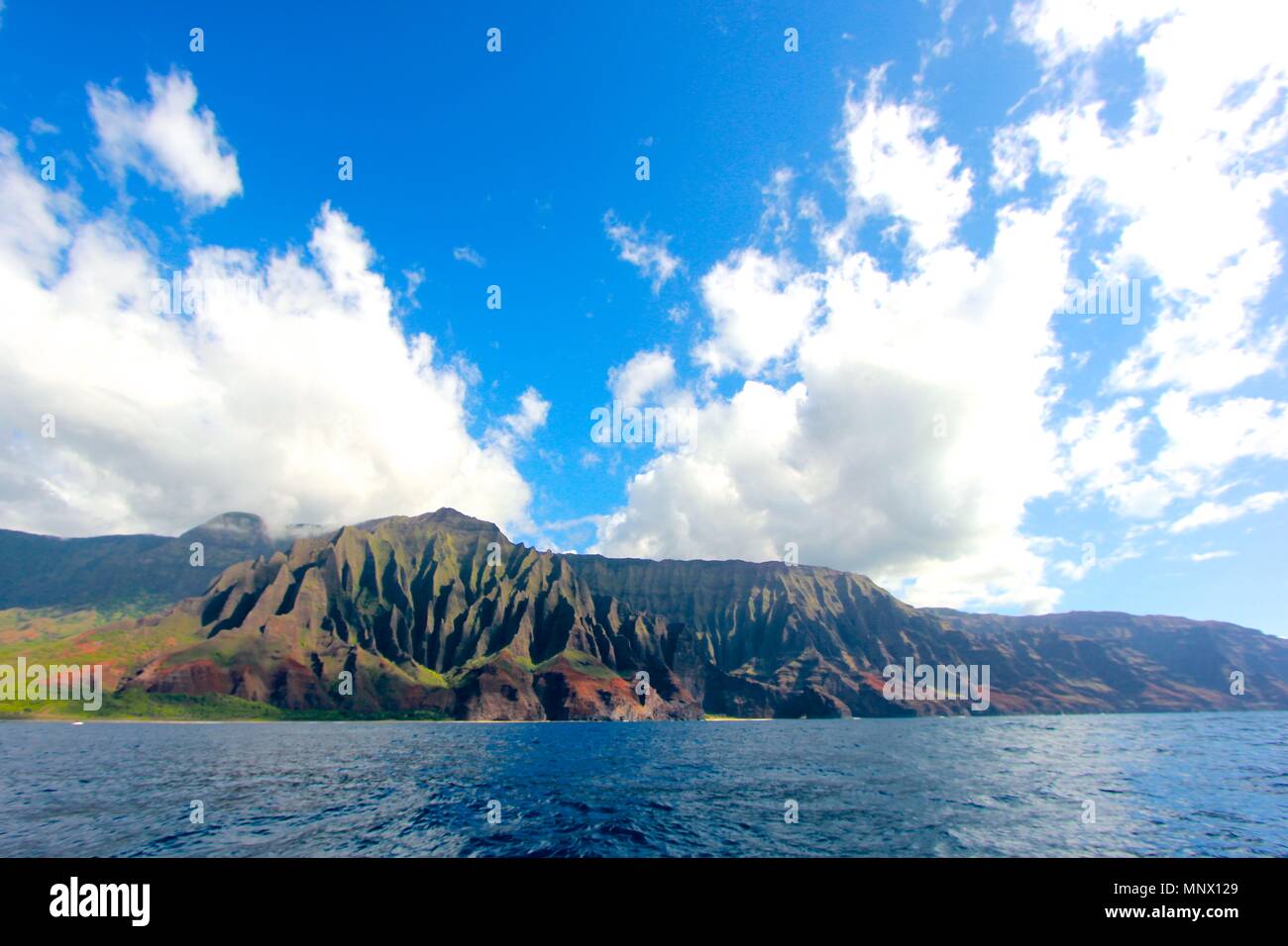Iconic Na Pali Küste auf Kauai, Hawaii Jurassic Park Hintergrund atemberaubender Schönheit Stockfoto