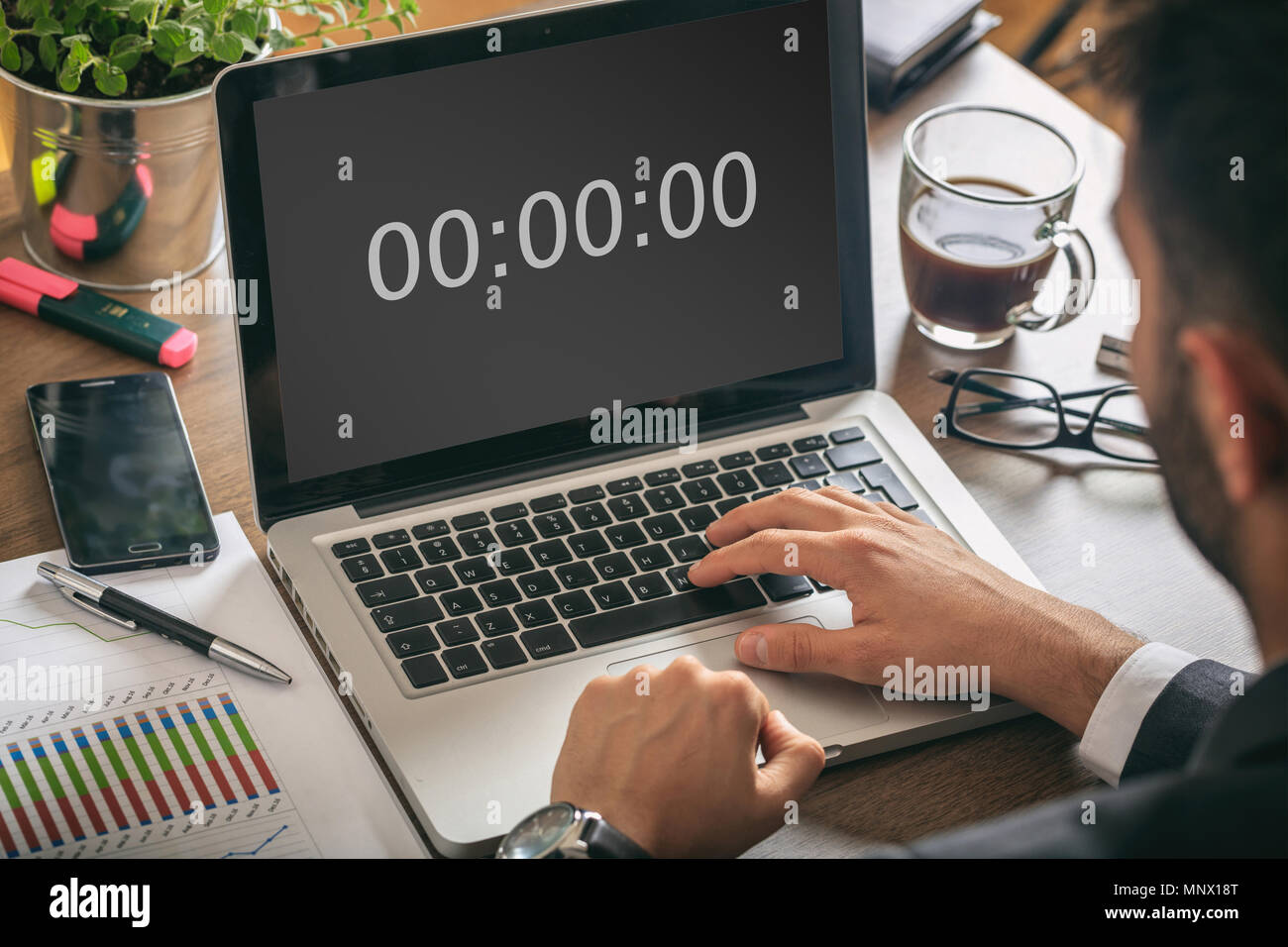 Geschäftsmanns, der spät in der Mitternacht in der digitalen Zeit, die auf dem Laptop Bildschirm Stockfoto