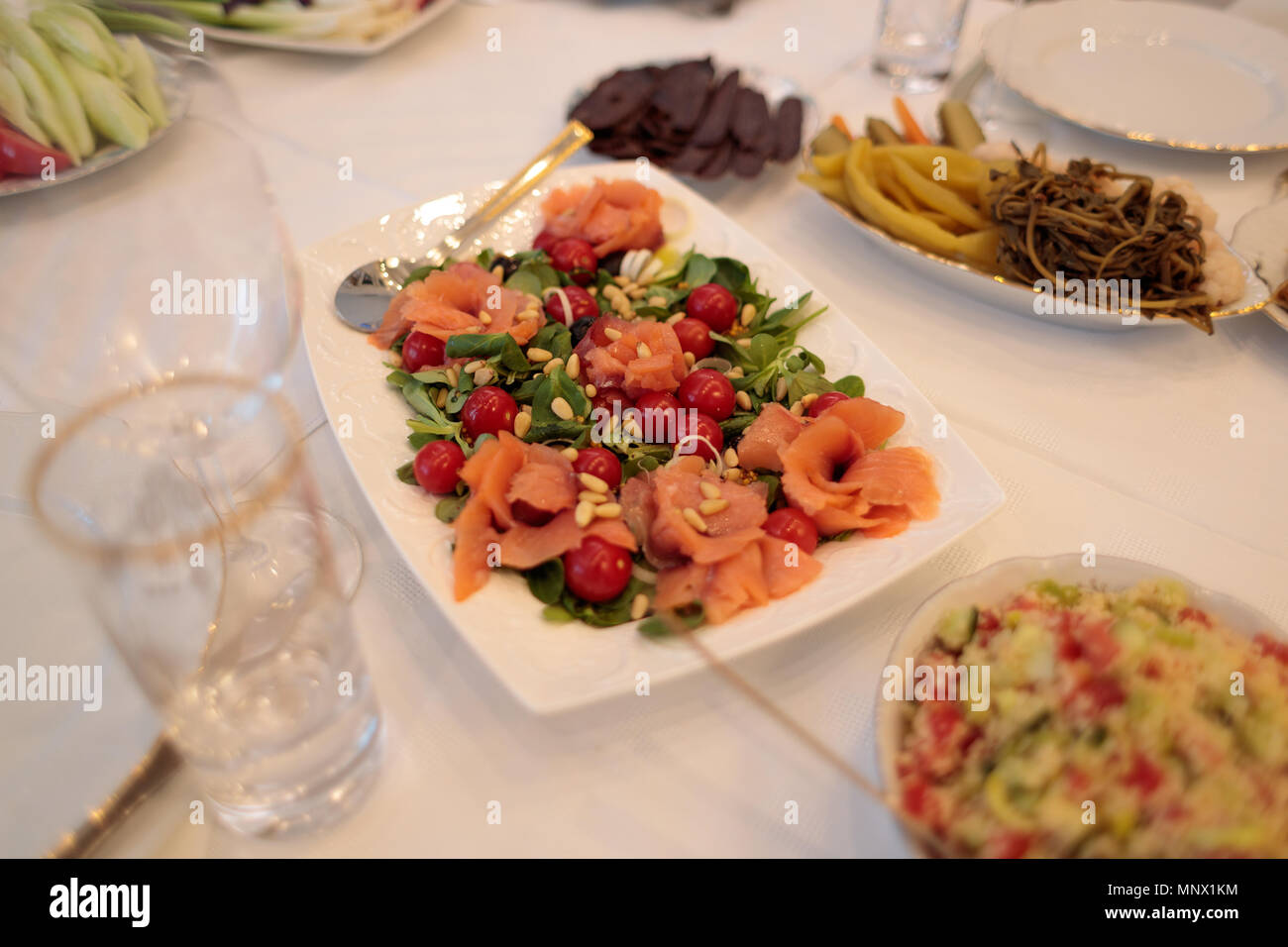 Schön weiß Tisch mit festlichen Essen eingerichtet Stockfoto