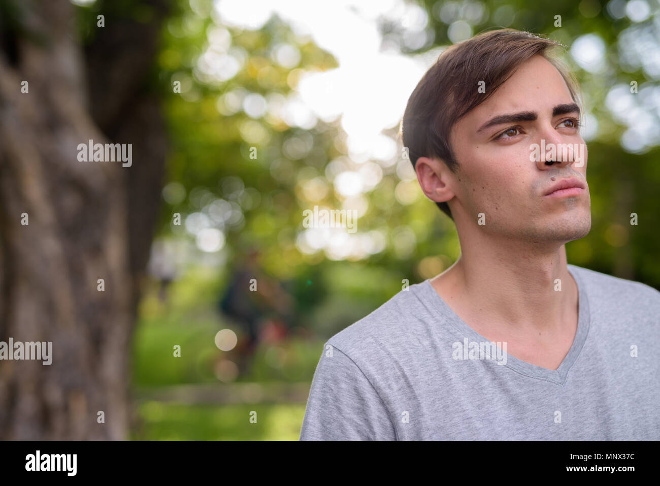 Jungen gutaussehenden Mann Entspannung im Park Stockfoto