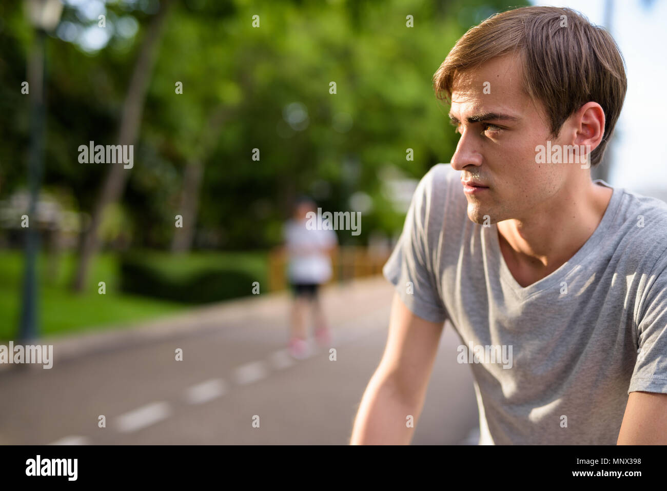 Jungen gutaussehenden Mann Entspannung im Park Stockfoto