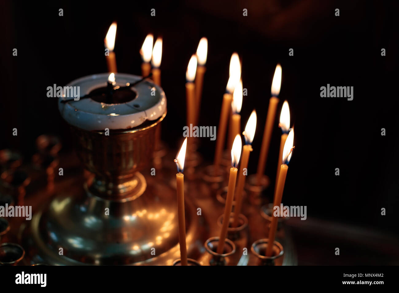 Brennende Kerzen in der Kirche ein besonderer Ort Stockfoto