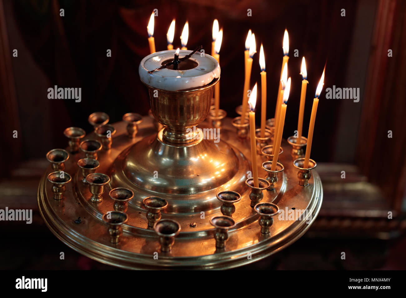 Brennende Kerzen in der Kirche ein besonderer Ort Stockfoto