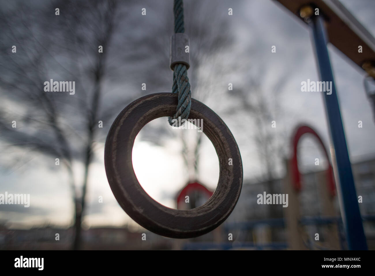 Ring auf ein Seil auf einer Straße in einem Spielplatz ausgesetzt Stockfoto