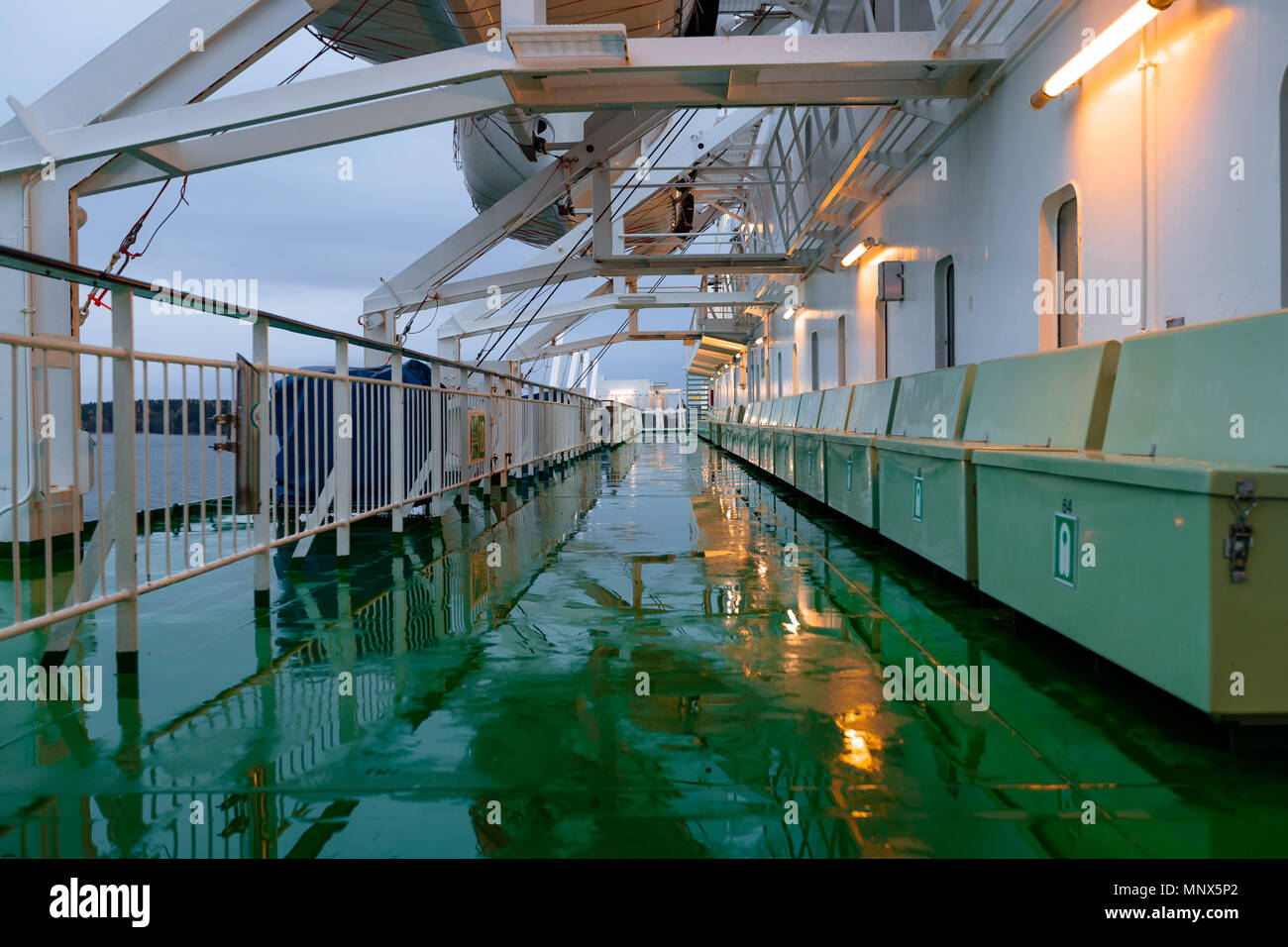 Feuchten Deck des Schiffes in der Tageszeit Stockfoto