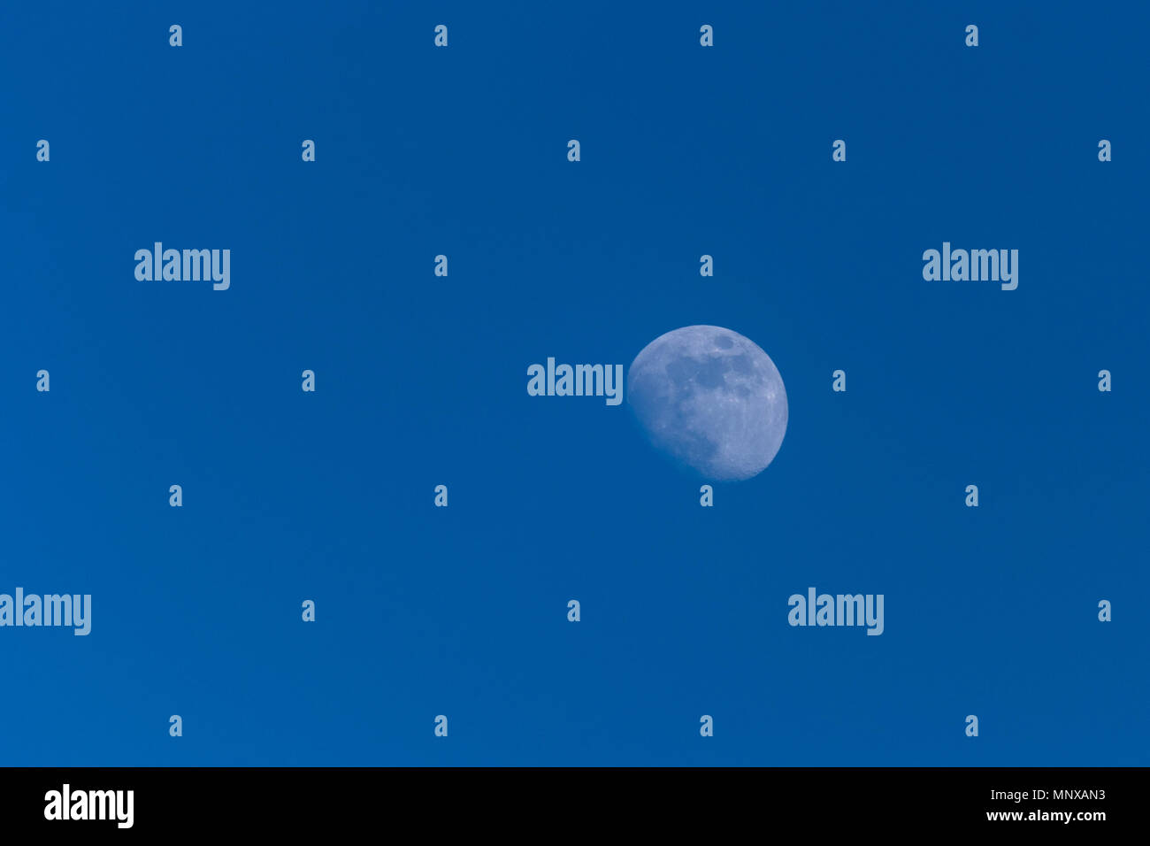 Foto der Mond auf einem blauen Himmel Stockfoto