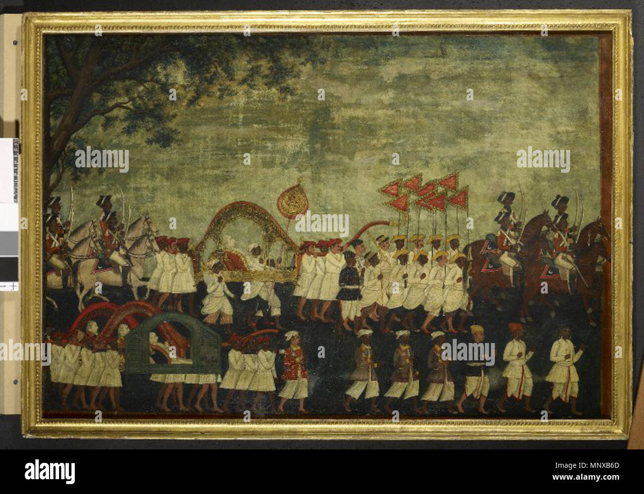 . Englisch: Malerei mit schwarzer Tinte, Farbe, Gold Farbe und Lack auf Papier auf Leinwand montiert, von Sir John dalling und Kollegen in einer Prozession. Dalling lässt in eine reich verzierte Sänfte getragen durch mehrere Träger, die tragen weiße jamas, kurze untere Kleider und roten Turbane. In der Nähe der Sänfte ein Träger Spaziergänge mit einem goldenen Ventilator (?). Vor ihr, einer Gruppe von Männern in jamas, dhotis und Gelben Turbanen gehen Sie mit flatternden Fahnen. Die Prozession beginnt und endet mit einem squadron der Madras Native Infanterie in rote Mäntel, Hosen und Turbanen, jedes Lager ein Schwert. Im Vordergrund, t Stockfoto