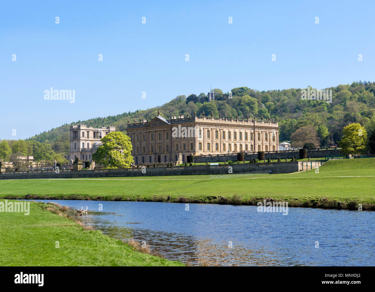 Chatsworth House von den Ufern des Flusses Derwent, Chatsworth Park, Derbyshire, England, Großbritannien Stockfoto
