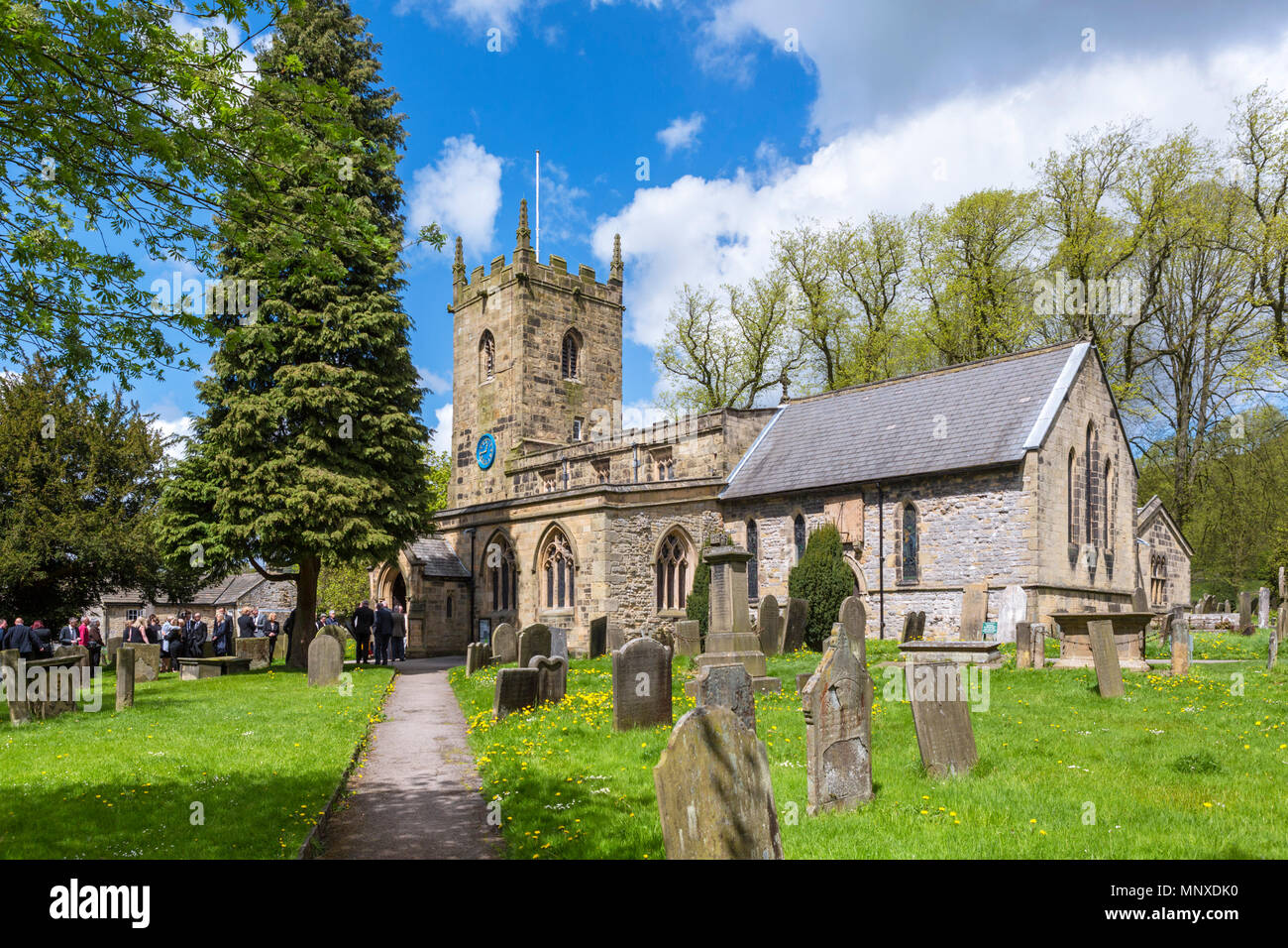 Die Pfarrkirche in Eyam, Peak District, Derbyshire, England, Großbritannien. Eyam wird manchmal als das Dorf der Pest bezeichnet. Stockfoto