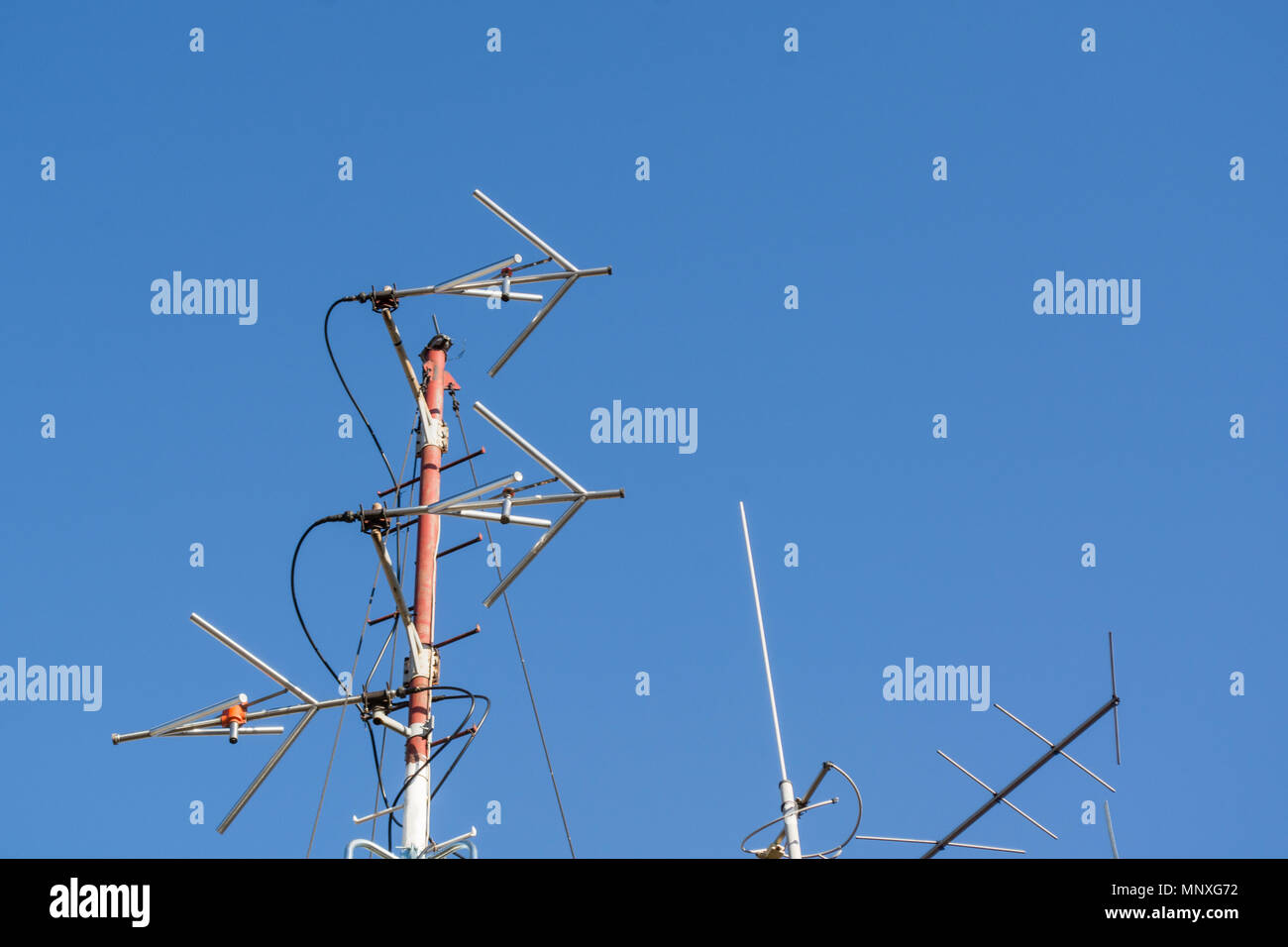 Professionelle Radio Fm Antennen für Radio Station auf Dach und blauer Himmel im Hintergrund Stockfoto