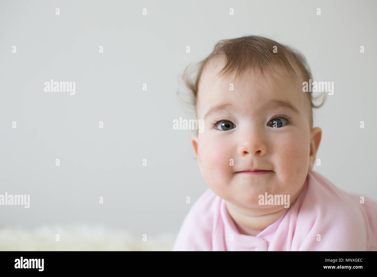 Kleines Baby mit einem glücklichen Gesicht Stockfoto