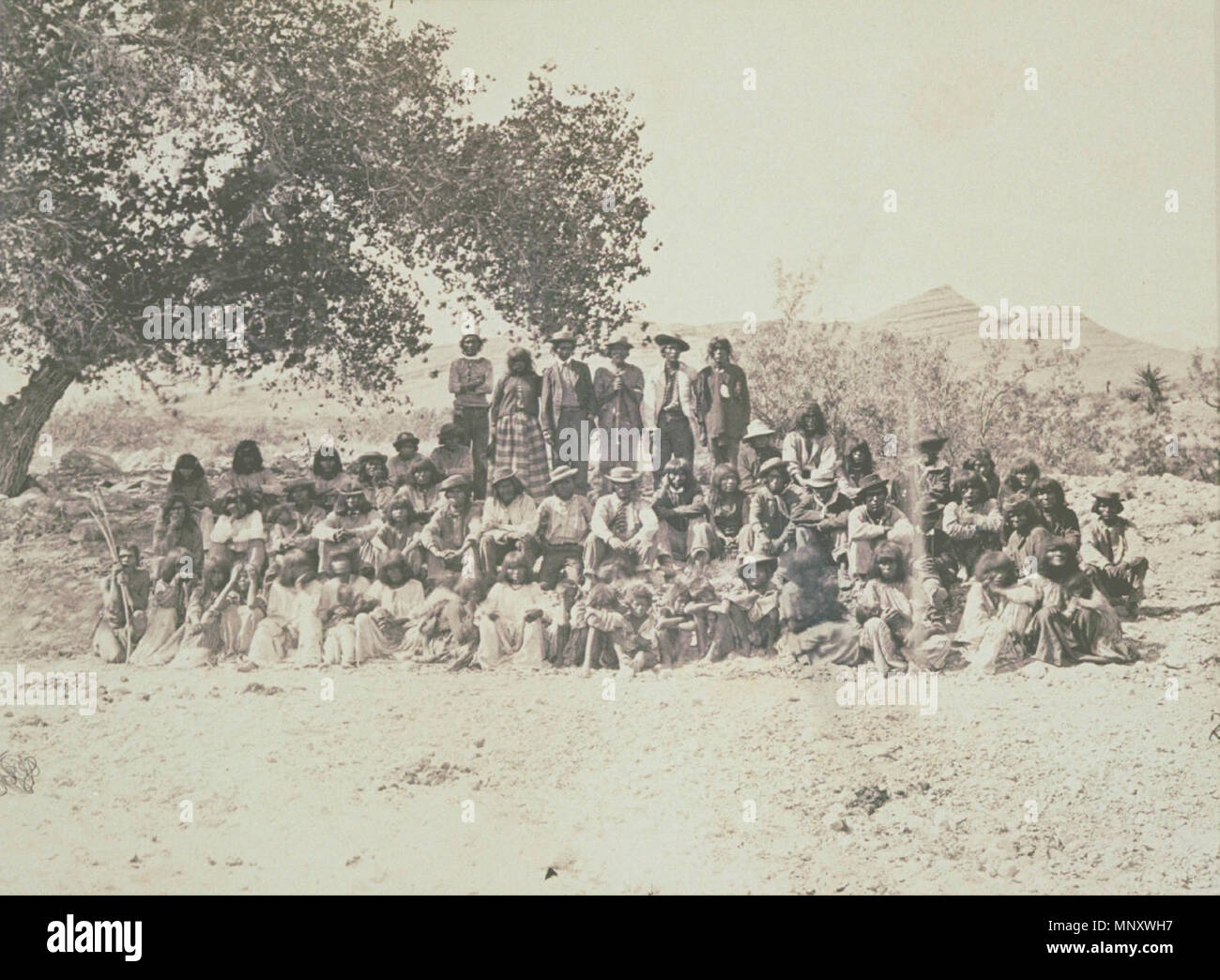 Gruppe von Pah-Ute Indianer, Nevada. Wheeler, George M., 1.LT - Fotos zeigen Landschaften, Geologische und andere Funktionen der Teile des westlichen Gebiet der Vereinigten Staaten erworben wurden, in Verbindung mit ... Erkundungen und Befragungen West Des 100 Meridian. - Washington, DC: Korps der Ingenieure, US-Army, 1871, 1872, 1873. 1871. 1194 Timothy H. O'Sullivan - Gruppe von Pah-Ute Indianer, Nevada-GEH .197900140002 Stockfoto