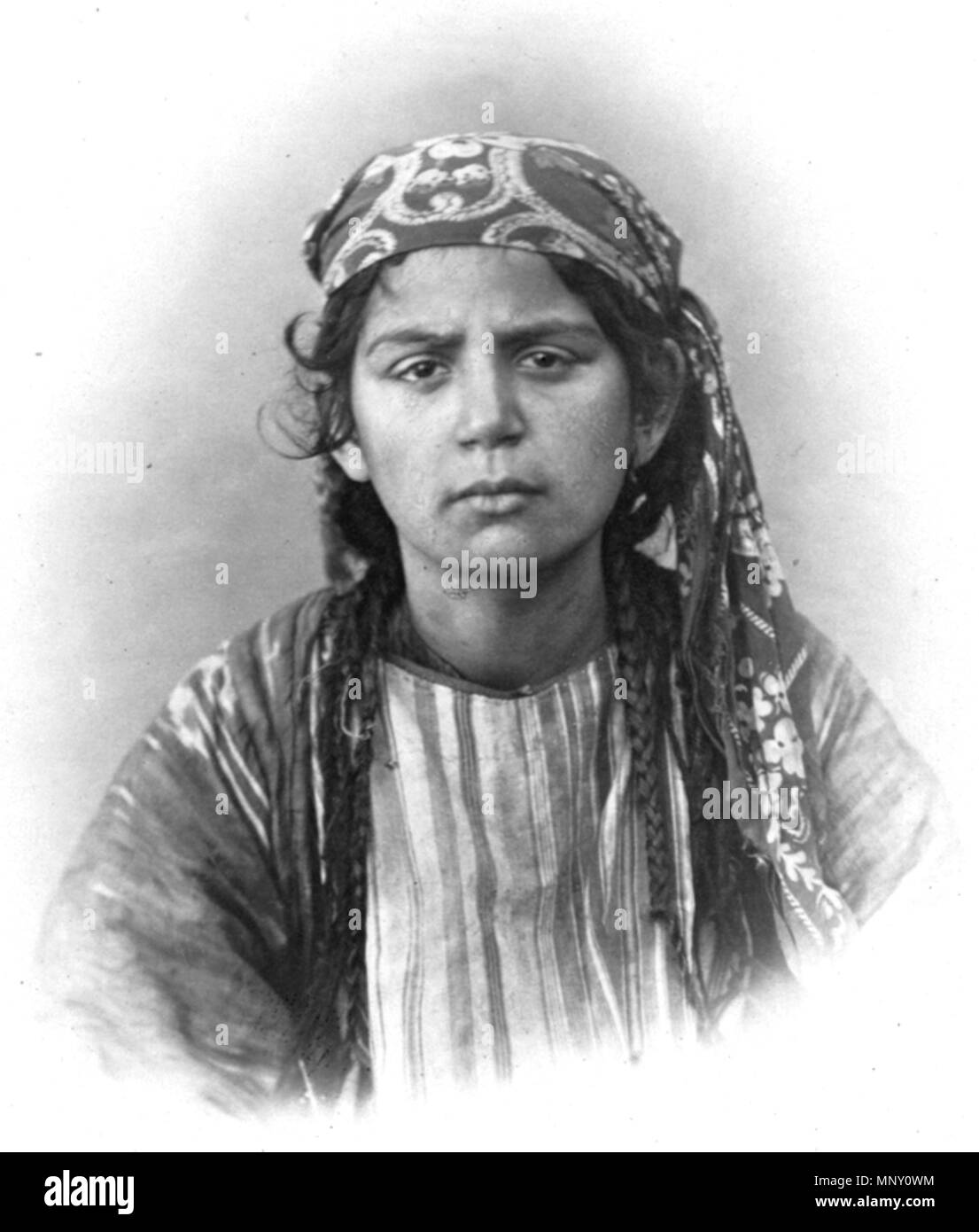 . Polski: Original Sprache Titel: Типы народностей туркестанскаго края. Еврейки. - Бану ай Русский: Иллюстрация в: Туркестанский альбом, Часть этнографическая, 1872 г., том часть 2, 1, 32, 96 номер лист Français: Illustration provenant de: Album du Turkestan, nebenklägerin ethnographique, 1872, Partie 2, Band 1, planche 32, n° 96 Englisch: Abbildung in: Turkestan Album, ethnographischen Teil, 1872, Teil 2, Band 1, Tafel 32, Nr. 96 中文: 插图出自：《 土耳其斯坦相册》，民族部分，1872 年，Kapitel Kapitel 2 Kapitel Kapitel 1 卷 部分，32，页，KAPITEL KAPITEL KAPITEL KAPITEL 96 号。 Português: Ilustração em: Álbum tun, Turquestão Seção Etnográfica, 1872, seção 2, Band 1, Placa 32, nº 96 الع Stockfoto