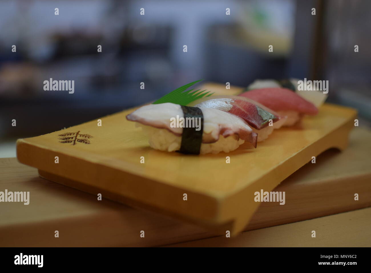 Vier Stücke von frischem Sushi auf einem hölzernen Fach in einem Restaurant in Kyoto, Japan Stockfoto