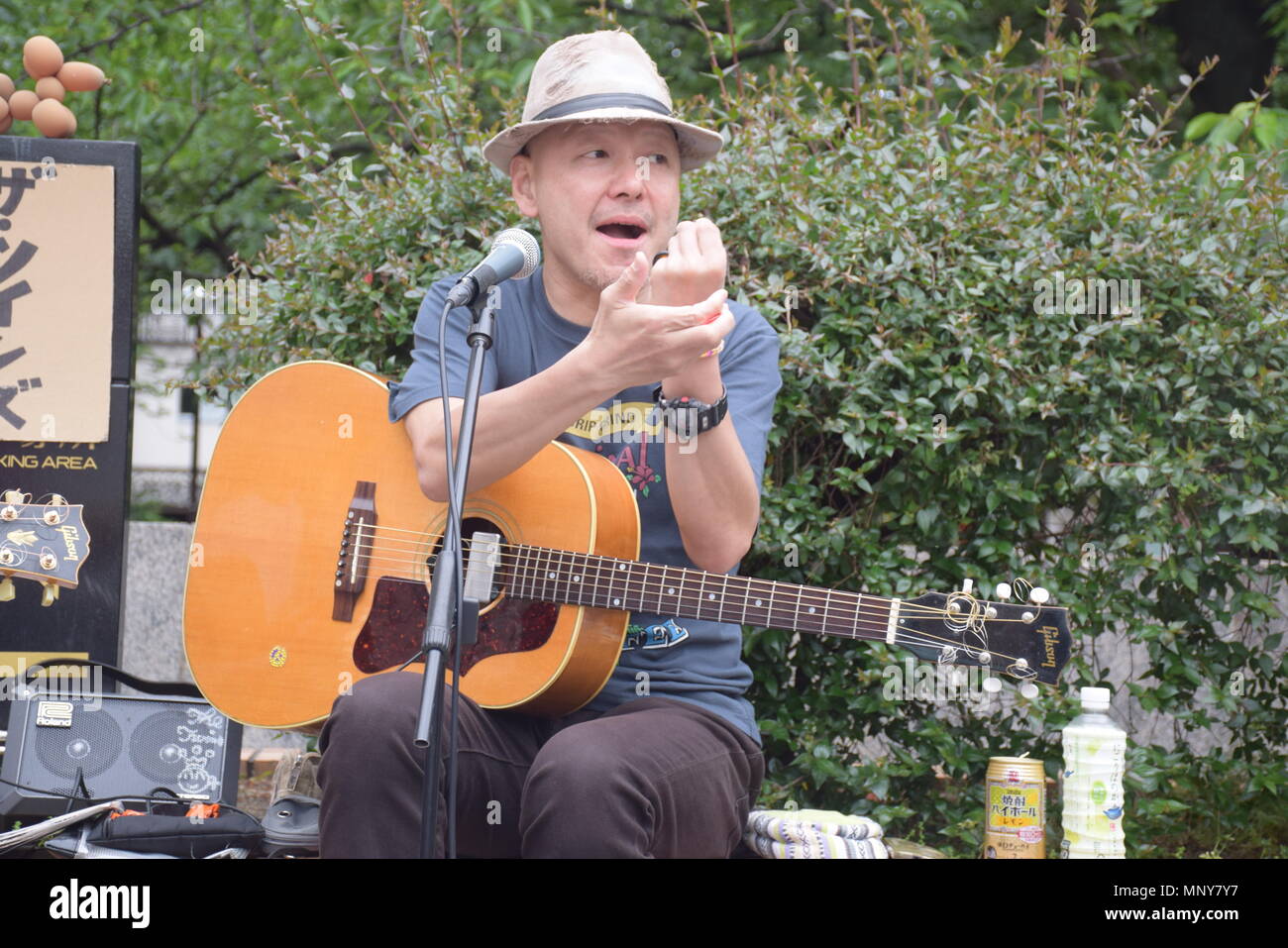 Japanische Mann mit Hut spielt Gitarre und singt auf der Straße in Kyoto, Japan Stockfoto