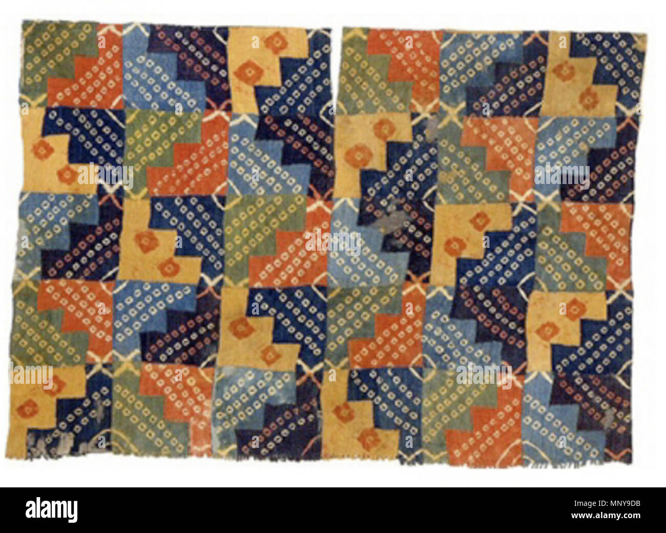 . Englisch: Wari Tunika, Peru, 750-950 AD Diese spektakuläre Tunika von 120 separate kleine Stücke Stoff hergestellt wird. Die Stücke waren wahrscheinlich in Streifen über einen Satz von Gerüst Garnen gewebt. Jeder Streifen war tie-in einem von sechs verschiedenen Farbkombinationen und zwei Muster gefärbt: entweder drei Reihen von kleinen Kreisen oder von zwei größere Kreise. Das Gerüst Garne wurden dann die einzelnen Stücke Stoff, die neu waren und wieder in eine Tunika durch Zusammennähen der einzelnen Stücke wieder zusammen zu trennen. Die Patterns auf jedes einzelne Stück Form größere diamond Muster, die in der abgeschlossenen Tunika, regelmäßig Bro Stockfoto