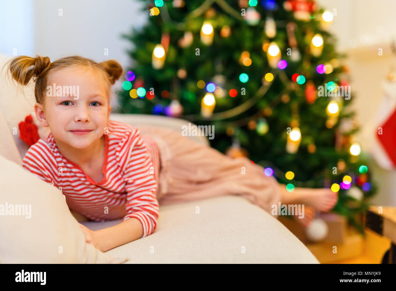 Adorable kleine Mädchen zu Hause am Heiligabend Stockfoto