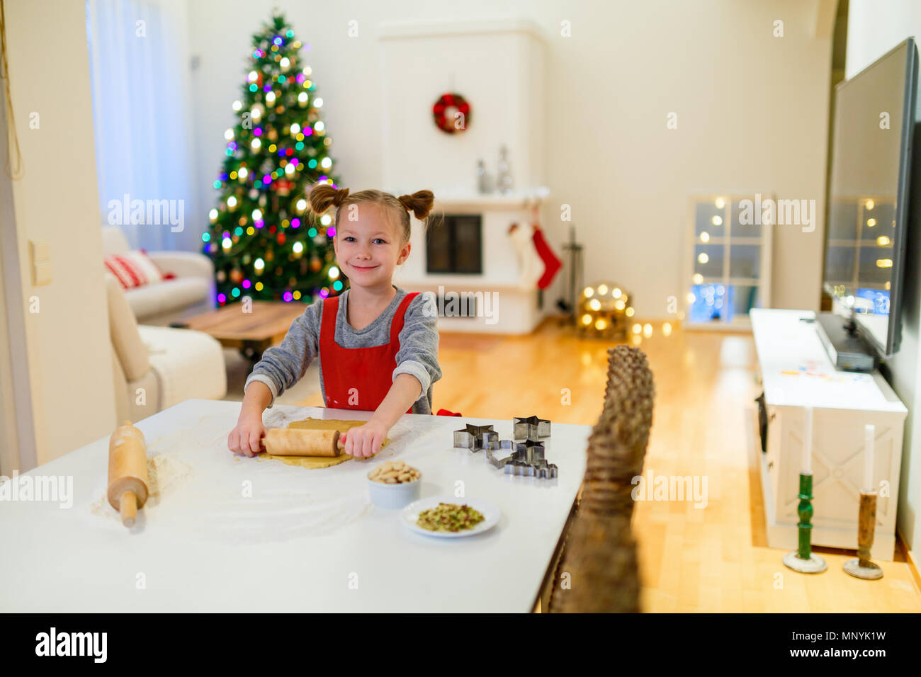 Kleines Mädchen backen Weihnachtsplätzchen zu Hause Stockfoto