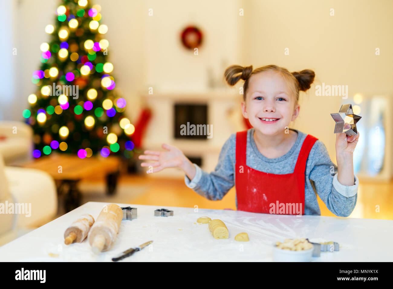 Kleines Mädchen backen Weihnachtsplätzchen zu Hause Stockfoto