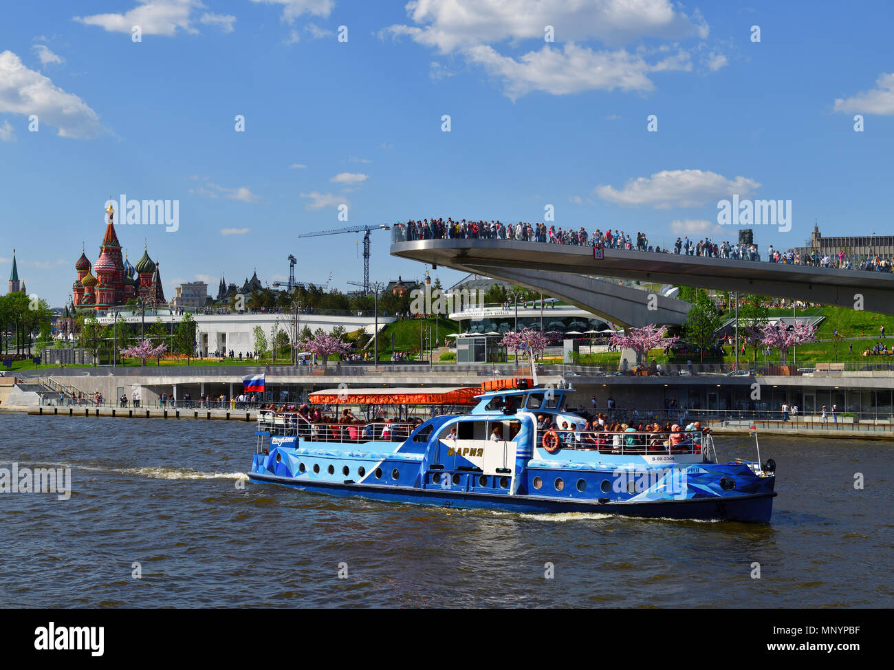 Moskau, Russland - 12. Mai. 2018. hängebrücke Zaryadye Park und Sportboote Stockfoto