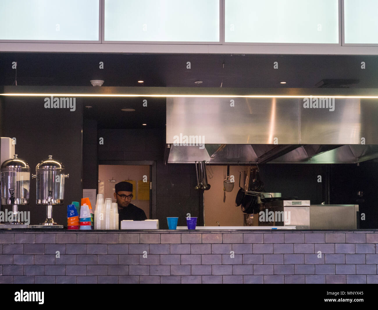 Koch in einem Cafe Küche Stockfoto