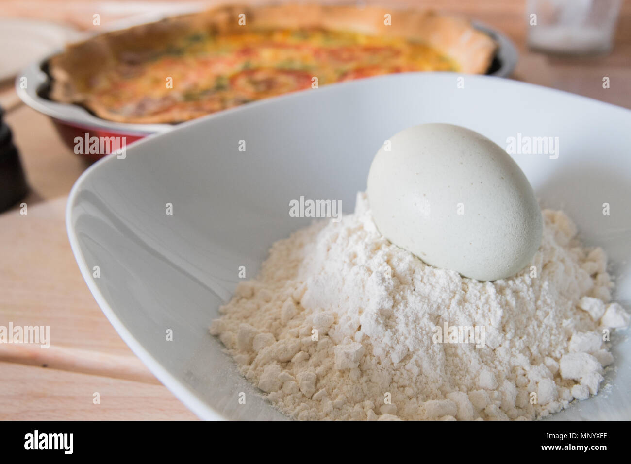 Frische Quiche mit grünen Eier, Tomaten und Frühlingszwiebeln Stockfoto