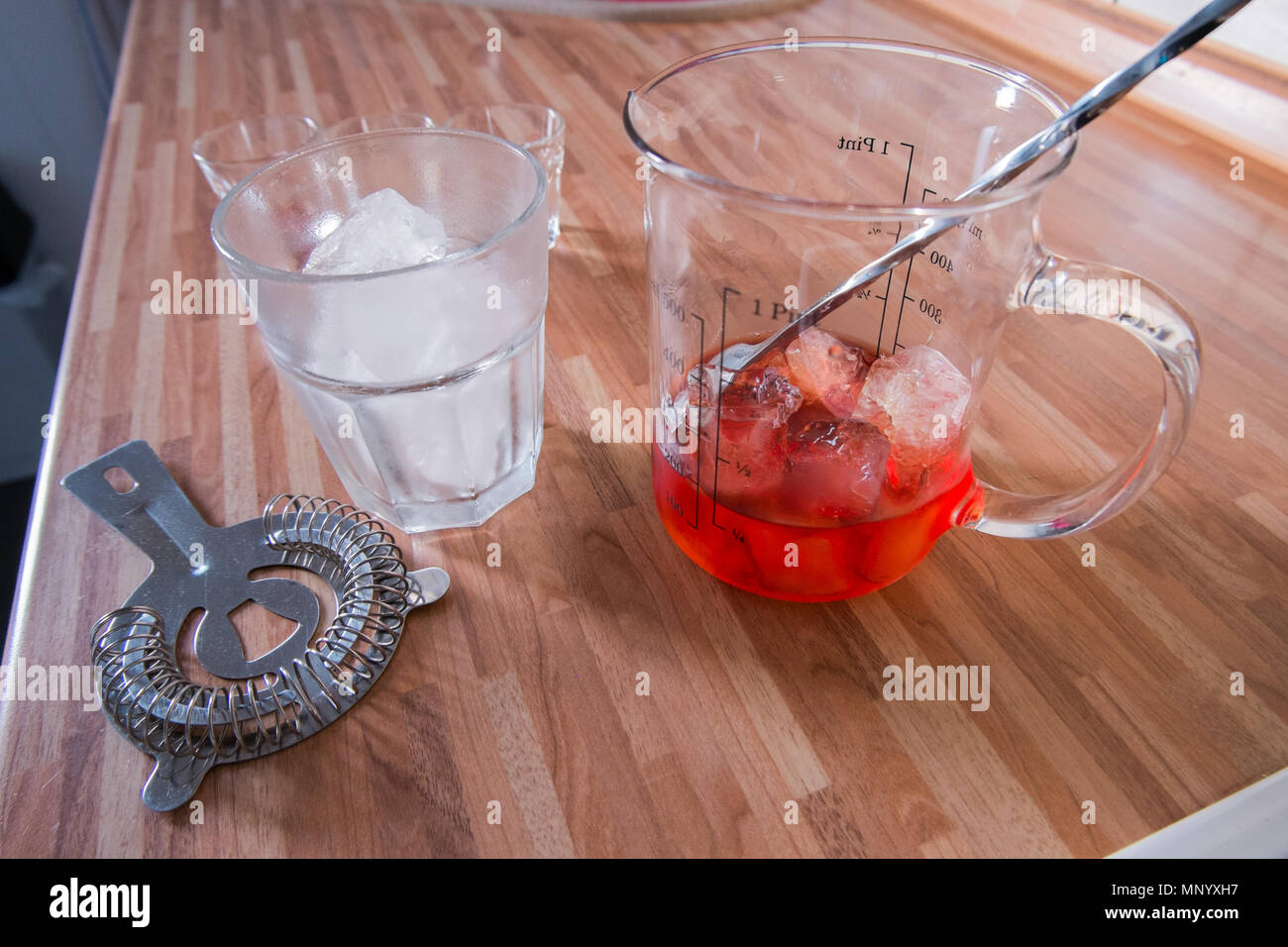 Mischen ein negroni Cocktail auf Holz Küchenarbeitsplatte Stockfoto