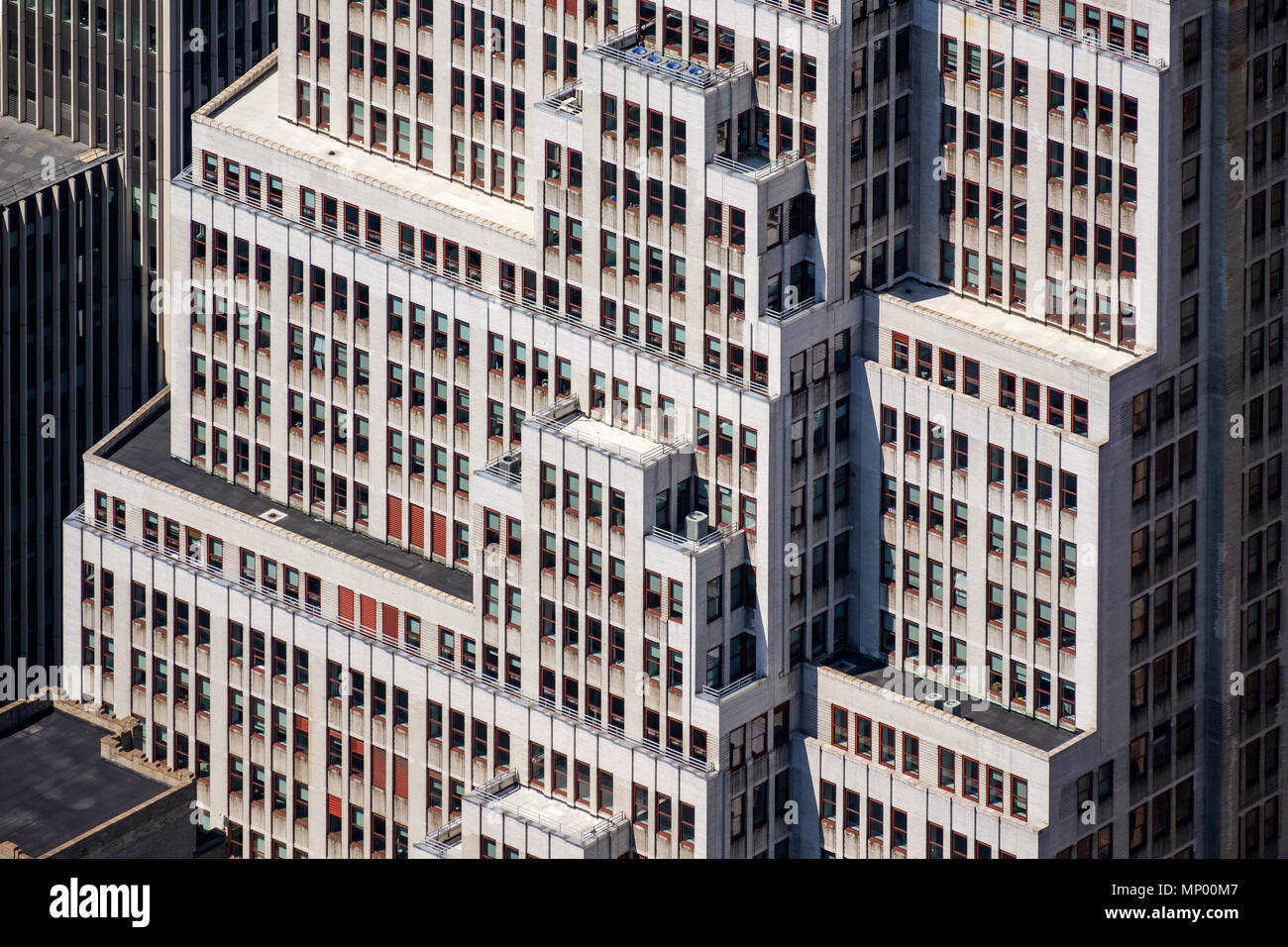 Urban Details der großen Gebäude Fenster Muster Wiederholung Stockfoto