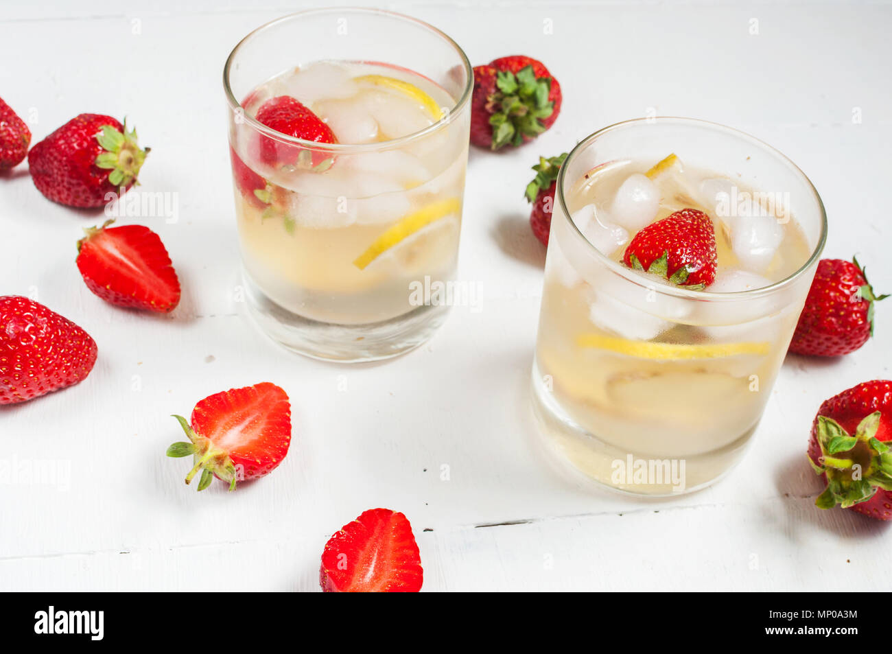 Hausgemachte Limonade auf einem weißen Holz Hintergrund. Stockfoto