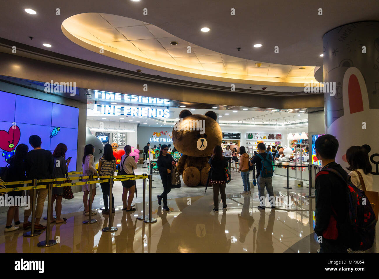 Menschen Futter bis Zeile Freunde Store in Hongkong eingeben Stockfoto