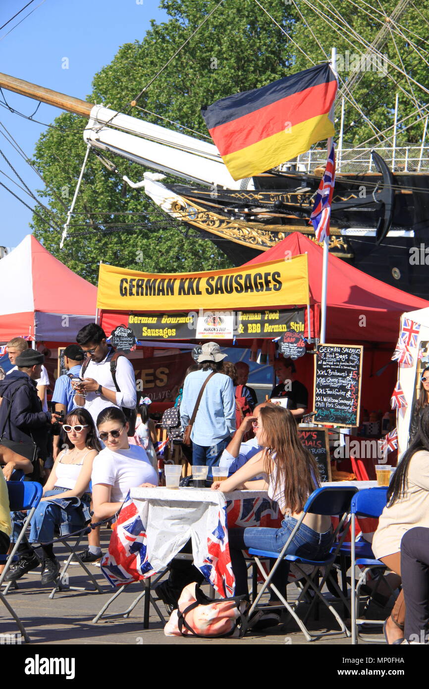 Deutsche street stall Verkauf von warmen Speisen, Snacks und Würstchen vor dem Cutty Sark in Greenwich Pier, Greenwich, London, England, UK, PETER GRANT Stockfoto